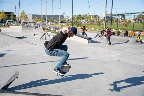 Detroit 'te güneşli bir öğleden sonra, açık hava kaykay pistinde patenciler...
