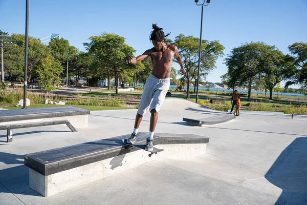 Detroit 'te güneşli bir öğleden sonra, açık hava kaykay pistinde patenciler...