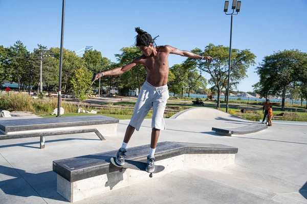 Detroit 'te güneşli bir öğleden sonra, açık hava kaykay pistinde patenciler...