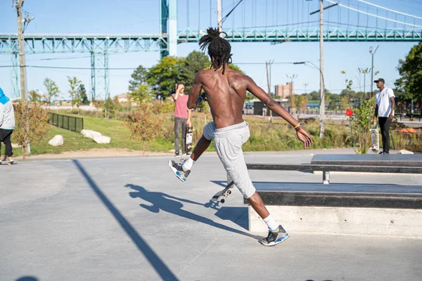 Detroit 'te güneşli bir öğleden sonra, açık hava kaykay pistinde patenciler...