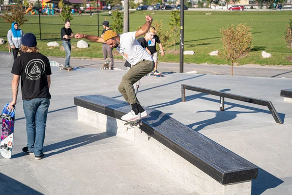 Detroit 'te güneşli bir öğleden sonra, açık hava kaykay pistinde patenciler...