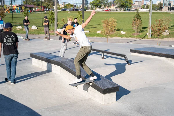 Detroit 'te güneşli bir öğleden sonra, açık hava kaykay pistinde patenciler...