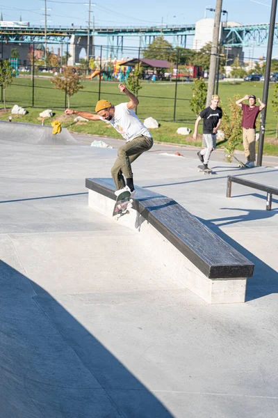 Pattinatori Uno Skatepark All Aperto Pratica Trucchi Pomeriggio Sole Detroit — Foto Stock