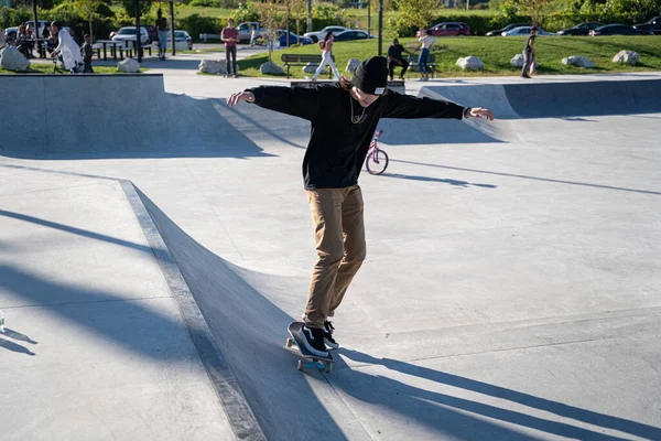 Patineurs Skatepark Plein Air Pratique Astuces Par Après Midi Ensoleillé — Photo