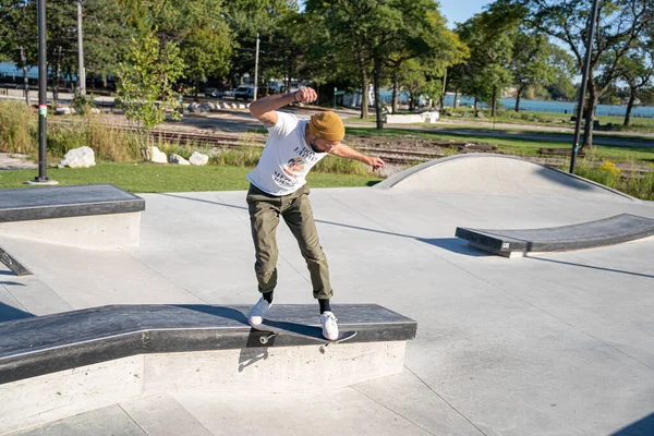 Detroit 'te güneşli bir öğleden sonra, açık hava kaykay pistinde patenciler...