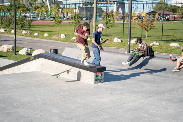 Detroit 'te güneşli bir öğleden sonra, açık hava kaykay pistinde patenciler...