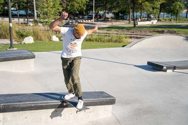 Detroit 'te güneşli bir öğleden sonra, açık hava kaykay pistinde patenciler...