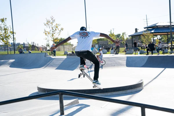 Detroit 'te güneşli bir öğleden sonra, açık hava kaykay pistinde patenciler...