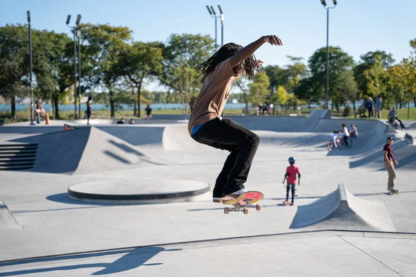 Detroit 'te güneşli bir öğleden sonra, açık hava kaykay pistinde patenciler...
