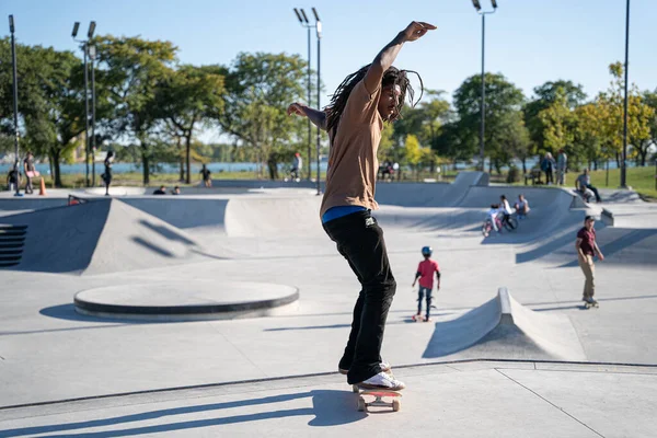 Detroit 'te güneşli bir öğleden sonra, açık hava kaykay pistinde patenciler...