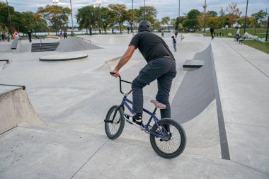 Detroit Michigan 'da bir kaykay parkında patenciler numara yapıyor.