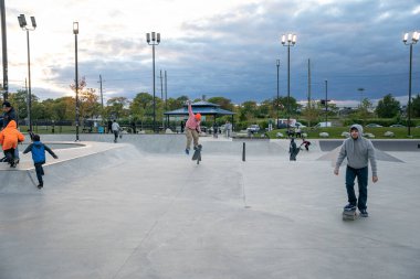 Detroit Michigan 'da bir kaykay parkında patenciler numara yapıyor.