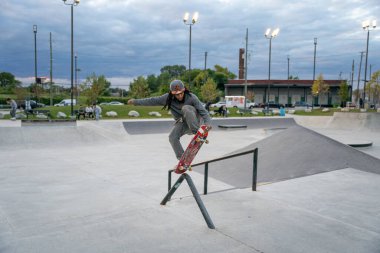 Detroit Michigan 'da bir kaykay parkında patenciler numara yapıyor.
