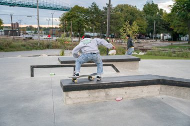 Detroit Michigan 'da bir kaykay parkında patenciler numara yapıyor.
