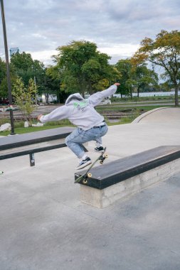 Detroit Michigan 'da bir kaykay parkında patenciler numara yapıyor.