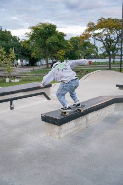 Detroit Michigan 'da bir kaykay parkında patenciler numara yapıyor.