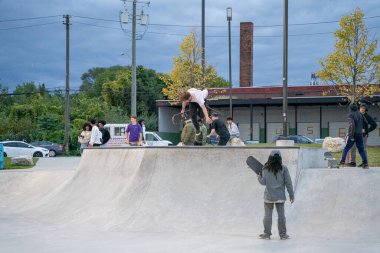 Detroit Michigan 'da bir kaykay parkında patenciler numara yapıyor.