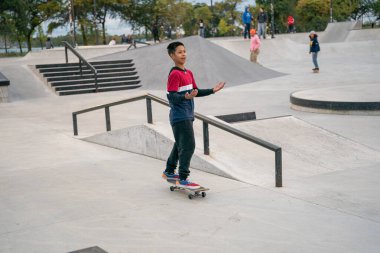 Detroit Michigan 'da bir kaykay parkında patenciler numara yapıyor.