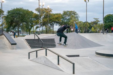 Detroit Michigan 'da bir kaykay parkında patenciler numara yapıyor.