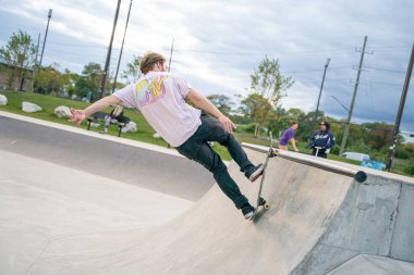 Detroit Michigan 'da bir kaykay parkında patenciler numara yapıyor.
