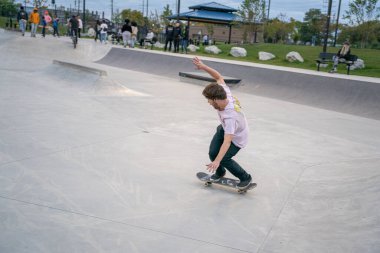 Detroit Michigan 'da bir kaykay parkında patenciler numara yapıyor.