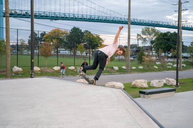 Detroit Michigan 'da bir kaykay parkında patenciler numara yapıyor.