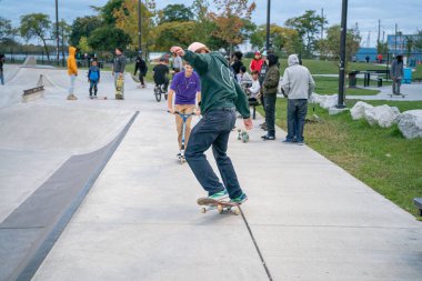 Detroit Michigan 'da bir kaykay parkında patenciler numara yapıyor.