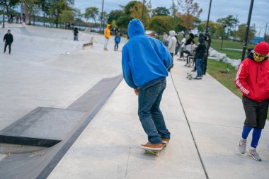 Detroit Michigan 'da bir kaykay parkında patenciler numara yapıyor.