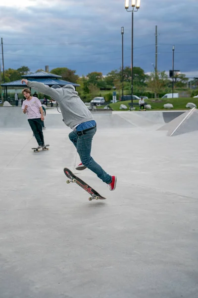 Skaters Ασκούν Κόλπα Ένα Υπαίθριο Πάρκο Skate Στο Detroit Michigan — Φωτογραφία Αρχείου