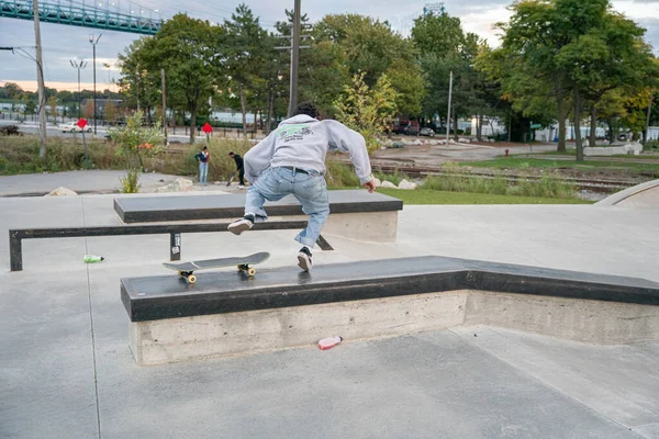 Skater Üben Tricks Einem Outdoor Skatepark Detroit Michigan — Stockfoto