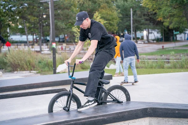 Patineurs Pratiquent Des Tours Dans Skate Park Plein Air Detroit — Photo