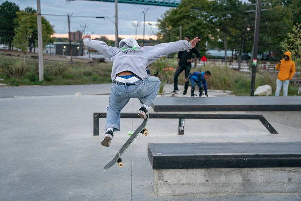 Skater Üben Tricks Einem Outdoor Skatepark Detroit Michigan — Stockfoto