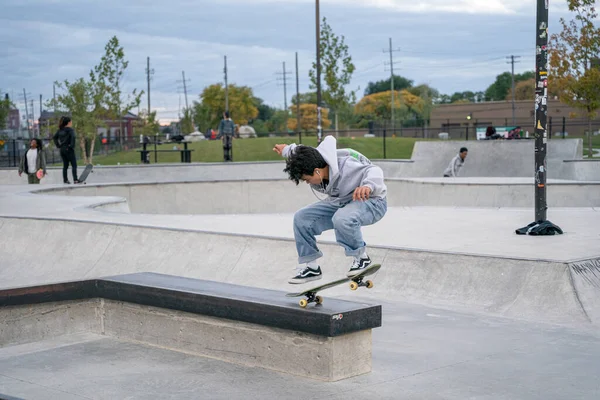 Patinadores Están Practicando Trucos Parque Skate Aire Libre Detroit Michigan —  Fotos de Stock