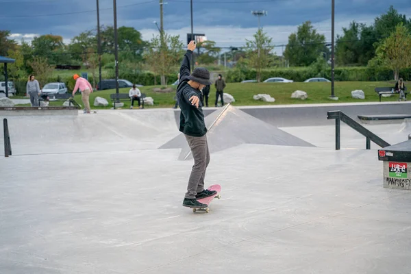 Bruslaři Cvičí Triky Venkovním Skate Parku Detroitu Michigan — Stock fotografie