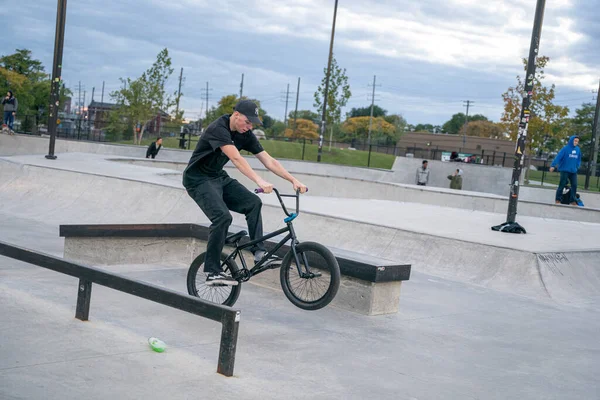 Łyżwiarze Ćwiczą Sztuczki Skateparku Detroit Michigan — Zdjęcie stockowe