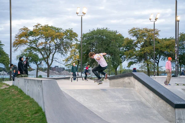 Patinadores Están Practicando Trucos Parque Skate Aire Libre Detroit Michigan —  Fotos de Stock