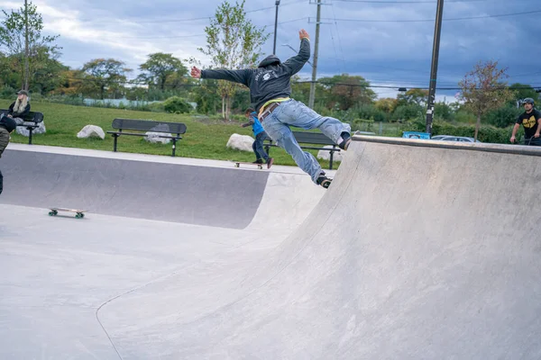 Skridskoåkare Övar Tricks Utomhus Skatepark Detroit Michigan — Stockfoto