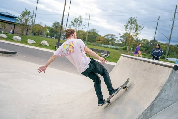 Skaters Ασκούν Κόλπα Ένα Υπαίθριο Πάρκο Skate Στο Detroit Michigan — Φωτογραφία Αρχείου