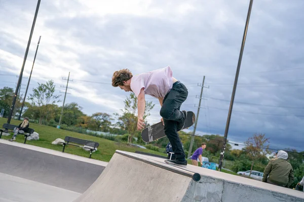 Łyżwiarze Ćwiczą Sztuczki Skateparku Detroit Michigan — Zdjęcie stockowe