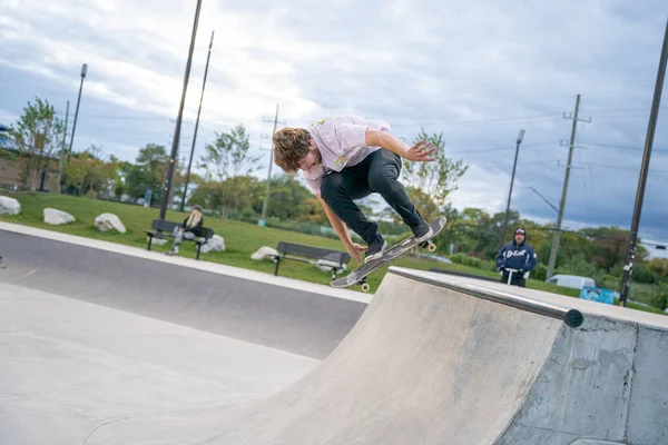 Скейтери Практикують Трюки Відкритому Скейт Парку Детройті Мічиган — стокове фото