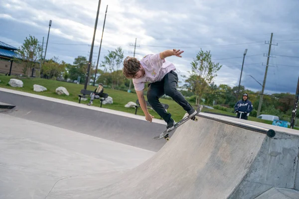 Patinadores Están Practicando Trucos Parque Skate Aire Libre Detroit Michigan — Foto de Stock