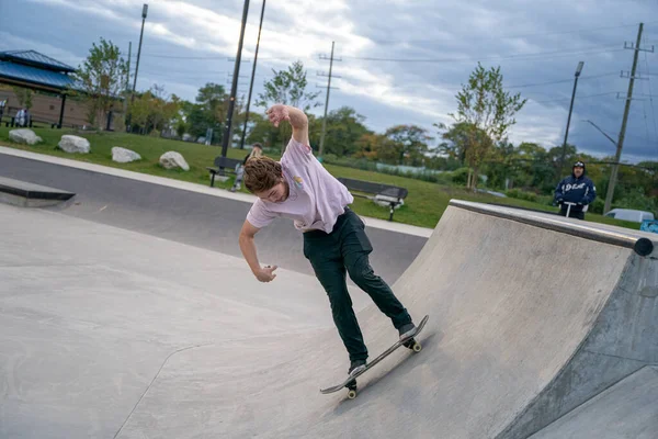 Łyżwiarze Ćwiczą Sztuczki Skateparku Detroit Michigan — Zdjęcie stockowe