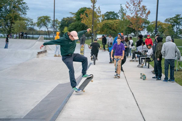 Patinadores Están Practicando Trucos Parque Skate Aire Libre Detroit Michigan —  Fotos de Stock