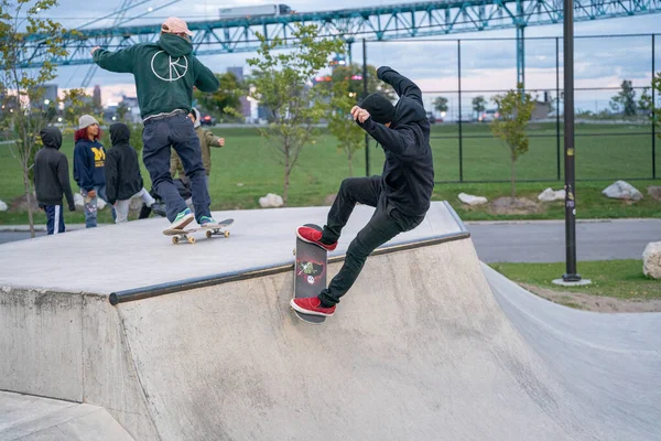 Skaters Ασκούν Κόλπα Ένα Υπαίθριο Πάρκο Skate Στο Detroit Michigan — Φωτογραφία Αρχείου