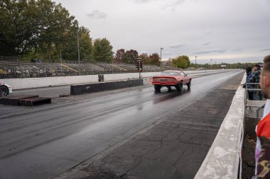 Arabalarını halka açık ücretsiz bir etkinlikte test eden sürücüler 10-03-2020 'de Milan Dragway' de fotoğraf çekebilirler.