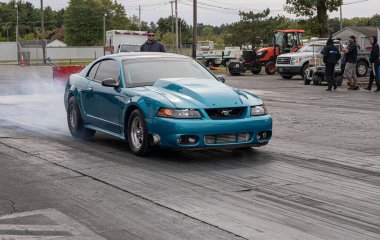 Arabalarını halka açık ücretsiz bir etkinlikte test eden sürücüler 10-03-2020 'de Milan Dragway' de fotoğraf çekebilirler.