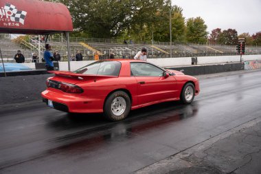 Arabalarını halka açık ücretsiz bir etkinlikte test eden sürücüler 10-03-2020 'de Milan Dragway' de fotoğraf çekebilirler.