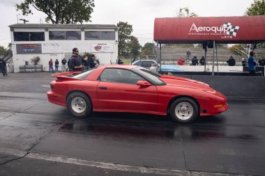 Arabalarını halka açık ücretsiz bir etkinlikte test eden sürücüler 10-03-2020 'de Milan Dragway' de fotoğraf çekebilirler.