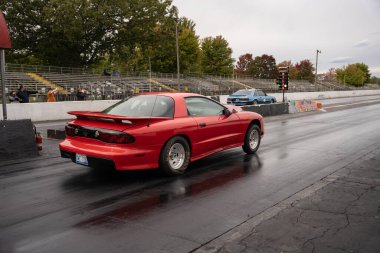 Arabalarını halka açık ücretsiz bir etkinlikte test eden sürücüler 10-03-2020 'de Milan Dragway' de fotoğraf çekebilirler.