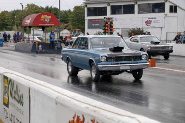 Arabalarını halka açık ücretsiz bir etkinlikte test eden sürücüler 10-03-2020 'de Milan Dragway' de fotoğraf çekebilirler.